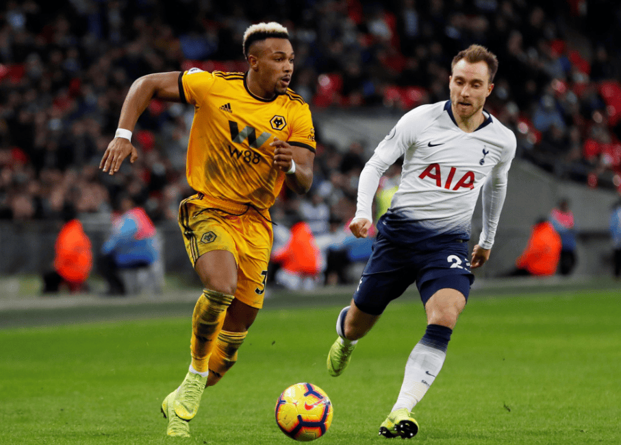 躺着进球，热那亚前锋科隆博在倒地情况下一脚完成破门