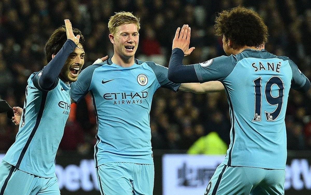 辛辛那提中场吉迪赛后与梅西交换球衣，双方握手并拥抱